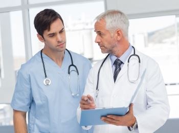2 doctors talking to eachother